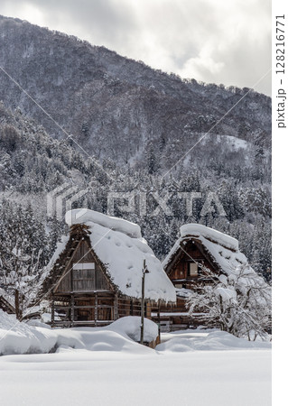 雪に覆われた冬の世界文化遺産 白川村(白川郷) 岐阜県 :1月 雪に覆われた冬の世界文化遺産 白川村(白川郷) 岐阜県 :1月 128216771