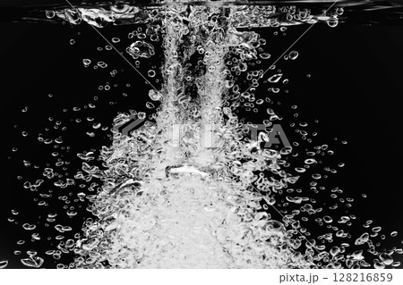黒の背景に水中に舞い上がるたくさんの気泡. 128216859