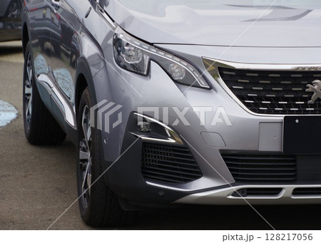 輸入車イメージ　プジョー5008のフロントマスク 128217056