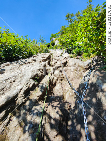 夏の妙高山登山（鎖場） 128217081