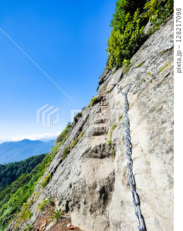 夏の妙高山登山（鎖場） 128217098
