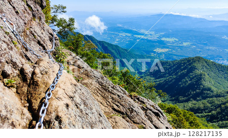 夏の妙高山登山（鎖場） 128217135