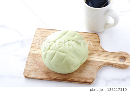 おいしそうなメロンパンと、淹れたてのコーヒーで、おやつの時間 おいしそうなメロンパンと、淹れたてのコーヒーで、おやつの時間 128217310