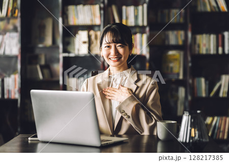 図書館,書斎にいる若いアジア人女性（弁護士,税理士,会計士,司法書士,法律事務所） 128217385
