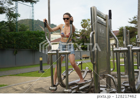 A young woman enjoying an workout outdoors  128217462