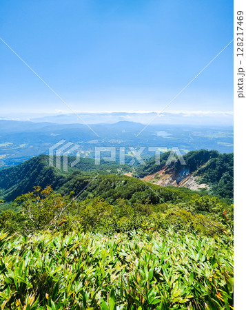 夏の妙高山登山（鎖場～山頂：野尻湖方面の眺め） 128217469