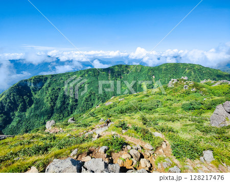 夏の妙高山登山（南峰頂上から三田原山方面の眺め） 128217476