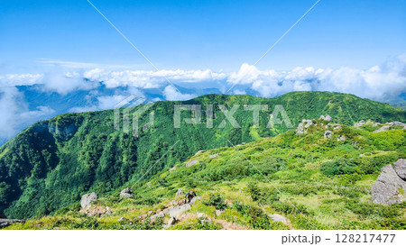 夏の妙高山登山（南峰頂上から三田原山方面の眺め） 128217477