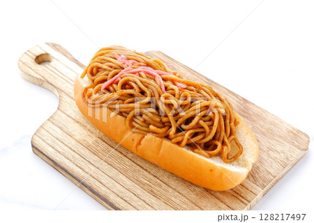 昔なつかしいソース味の焼きそばパン 昔なつかしいソース味の焼きそばパン 128217497