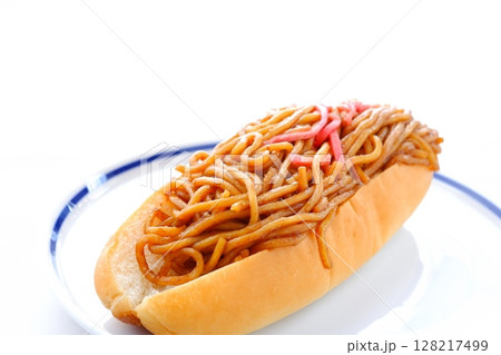 昔なつかしいソース味の焼きそばパン 昔なつかしいソース味の焼きそばパン 128217499