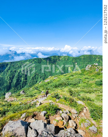 夏の妙高山登山（南峰頂上から三田原山方面の眺め） 128217502