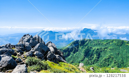 夏の妙高山登山（南峰頂上から黒姫山・高妻山方面の眺め） 128217538