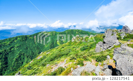 夏の妙高山登山（南峰頂上から三田原山方面の眺め） 128217541