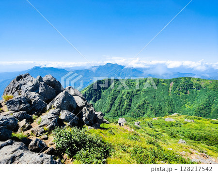 夏の妙高山登山（南峰頂上から黒姫山・高妻山方面の眺め） 128217542