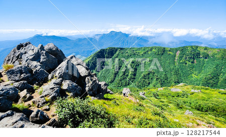 夏の妙高山登山（南峰頂上から黒姫山・高妻山方面の眺め） 128217544