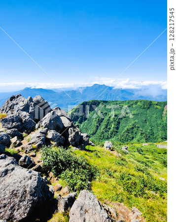 夏の妙高山登山（南峰頂上から黒姫山・高妻山方面の眺め） 128217545