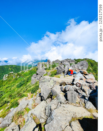 夏の妙高山登山（南峰頂上） 128217599