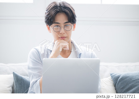 パソコンを見ながら考える男性困る悩むの表情 パソコンを見ながら考える男性困る悩むの表情 128217721
