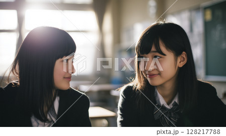 休み時間　女子高生2人が楽しくおしゃべりしているシーン 128217788