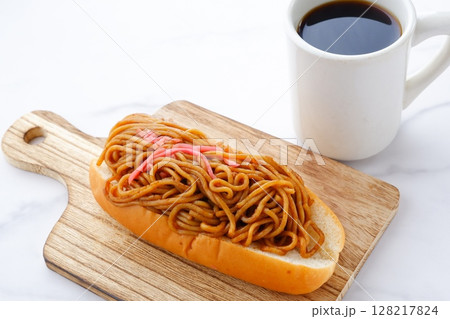 昔なつかしい素朴な味わいのソース焼きそばパンと、淹れたてのコーヒーで、コーヒーブレイク 128217824