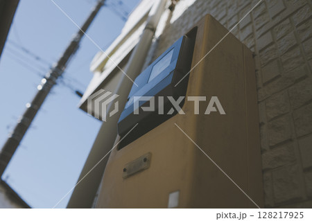 住宅の外壁に設置されたスマートメーター 住宅の外壁に設置されたスマートメーター 128217925