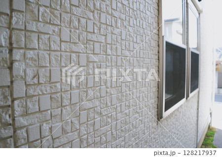 家の外壁 128217937