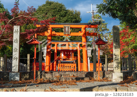 料理の神を祀る吉田神社内の山蔭神社と、鮮やかな秋の紅葉。京都府、京都市、左京区 料理の神を祀る吉田神社内の山蔭神社と、鮮やかな秋の紅葉。京都府、京都市、左京区 128218183