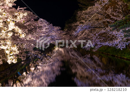 青森県弘前市下白銀町弘前公園 弘前城外濠を囲むソメイヨシノの桜並木ライトアップと水面の水鏡 青森県弘前市下白銀町弘前公園 弘前城外濠を囲むソメイヨシノの桜並木ライトアップと水面の水鏡 128218210