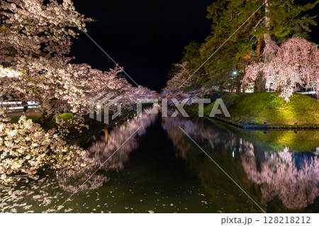 青森県弘前市下白銀町弘前公園　弘前城外濠を囲むソメイヨシノの桜並木ライトアップと水面の水鏡 128218212