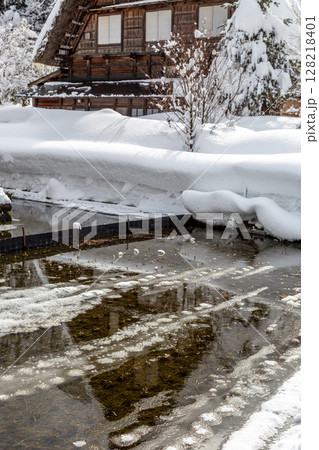 雪に覆われた冬の世界文化遺産 白川村(白川郷) 岐阜県 :1月 雪に覆われた冬の世界文化遺産 白川村(白川郷) 岐阜県 :1月 128218401