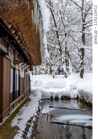 雪に覆われた冬の世界文化遺産 白川村(白川郷) 岐阜県 :1月 雪に覆われた冬の世界文化遺産 白川村(白川郷) 岐阜県 :1月 128218412