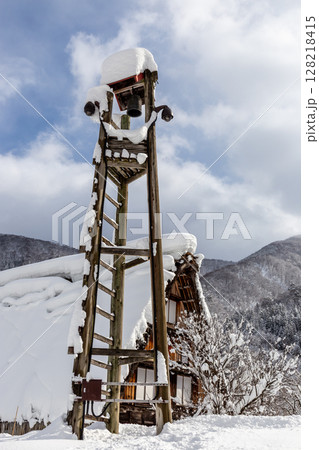 雪に覆われた冬の世界文化遺産 白川村(白川郷) 岐阜県 :1月 雪に覆われた冬の世界文化遺産 白川村(白川郷) 岐阜県 :1月 128218415
