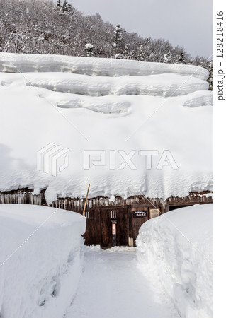 雪に覆われた冬の世界文化遺産　白川村（白川郷）　岐阜県 ：1月 128218416