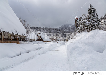雪に覆われた冬の世界文化遺産　白川村（白川郷）　岐阜県 ：1月 128218418