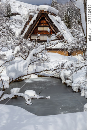 雪に覆われた冬の世界文化遺産　白川村（白川郷）　岐阜県 ：1月 128218419