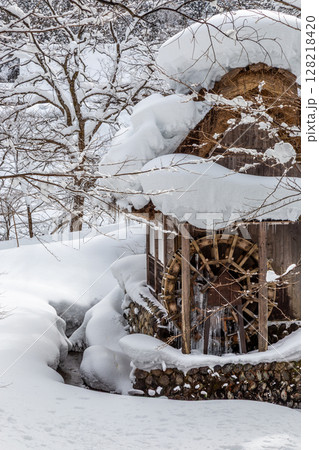 雪に覆われた冬の世界文化遺産　白川村（白川郷）　岐阜県 ：1月 128218420