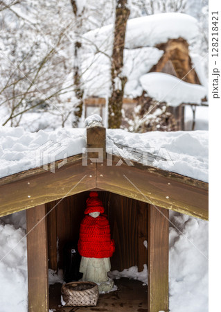 雪に覆われた冬の世界文化遺産　白川村（白川郷）　岐阜県 ：1月 128218421