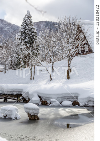 雪に覆われた冬の世界文化遺産　白川村（白川郷）　岐阜県 ：1月 128218422