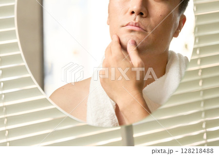 肌の状態をチェックする男性の手元 128218488