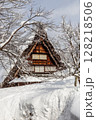 雪に覆われた冬の世界文化遺産　白川村（白川郷）　岐阜県 ：1月 128218506