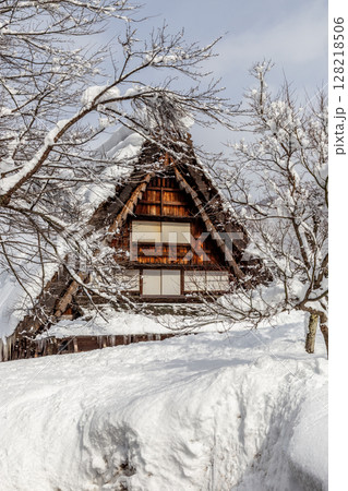 雪に覆われた冬の世界文化遺産　白川村（白川郷）　岐阜県 ：1月 128218506