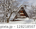 雪に覆われた冬の世界文化遺産　白川村（白川郷）　岐阜県 ：1月 128218507