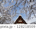 雪に覆われた冬の世界文化遺産　白川村（白川郷）　岐阜県 ：1月 128218509