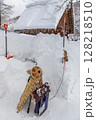 雪に覆われた冬の世界文化遺産　白川村（白川郷）　岐阜県 ：1月 128218510