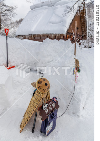 雪に覆われた冬の世界文化遺産　白川村（白川郷）　岐阜県 ：1月 128218510