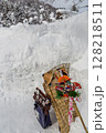雪に覆われた冬の世界文化遺産　白川村（白川郷）　岐阜県 ：1月 128218511