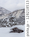 雪に覆われた冬の世界文化遺産　白川村（白川郷）　岐阜県 ：1月 128218513