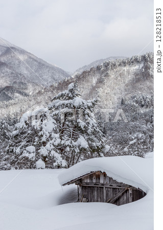 雪に覆われた冬の世界文化遺産 白川村(白川郷) 岐阜県 :1月 雪に覆われた冬の世界文化遺産 白川村(白川郷) 岐阜県 :1月 128218513