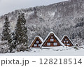 雪に覆われた冬の世界文化遺産　白川村（白川郷）　岐阜県 ：1月 128218514