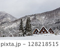 雪に覆われた冬の世界文化遺産　白川村（白川郷）　岐阜県 ：1月 128218515